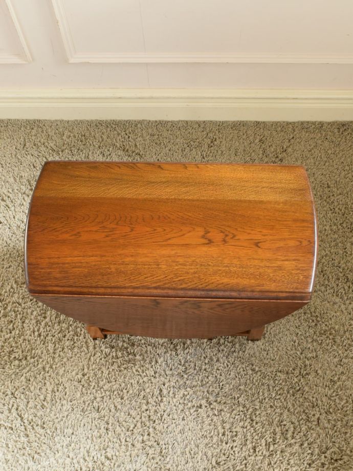 コンパクトなゲートレッグテーブル