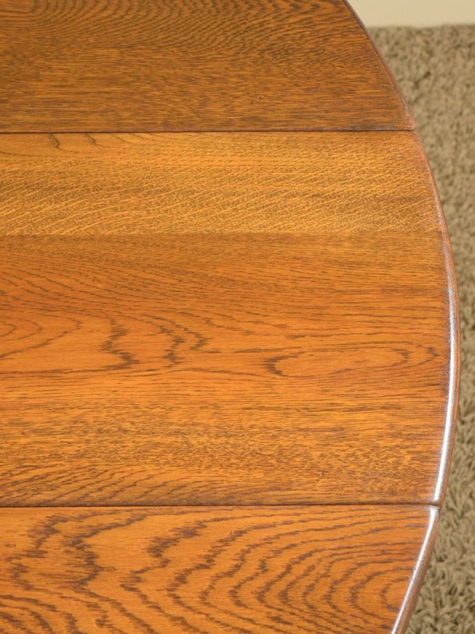 アンティークテーブルの美しい木目