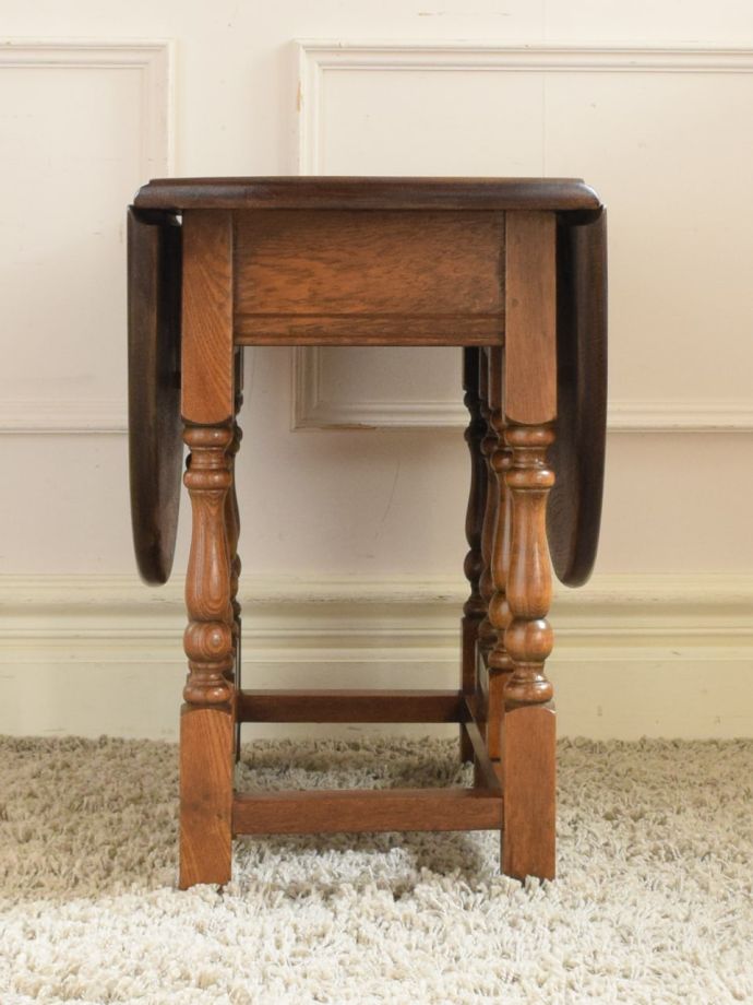 ゲートレッグテーブルの側面