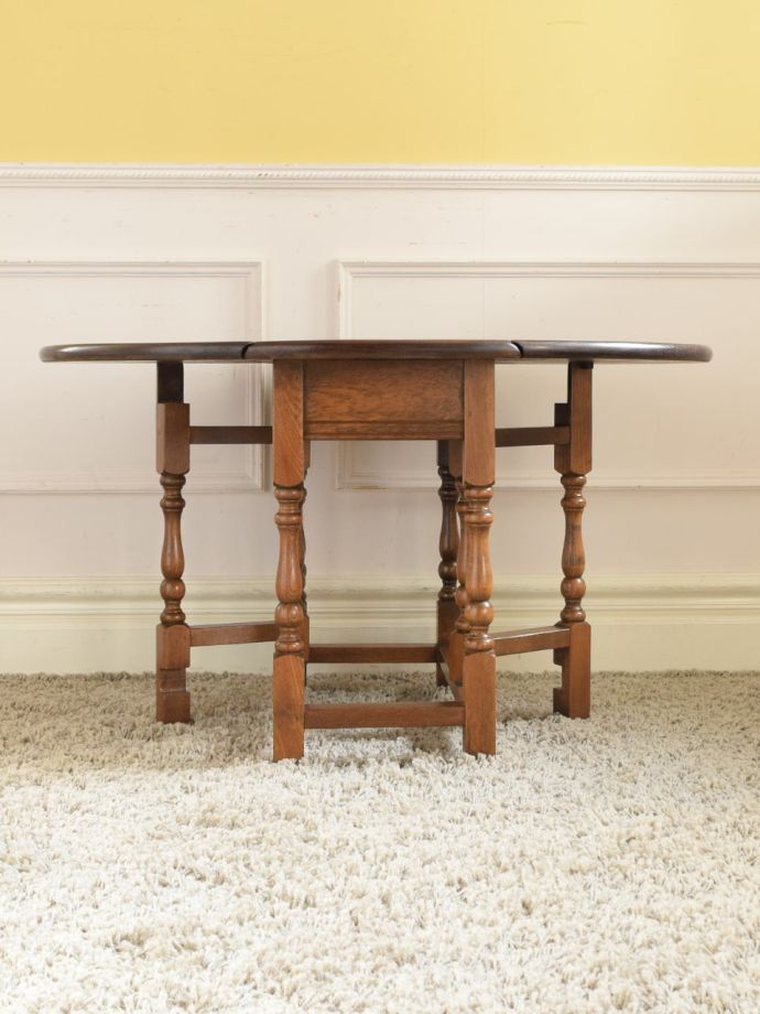 便利なゲートレッグテーブル