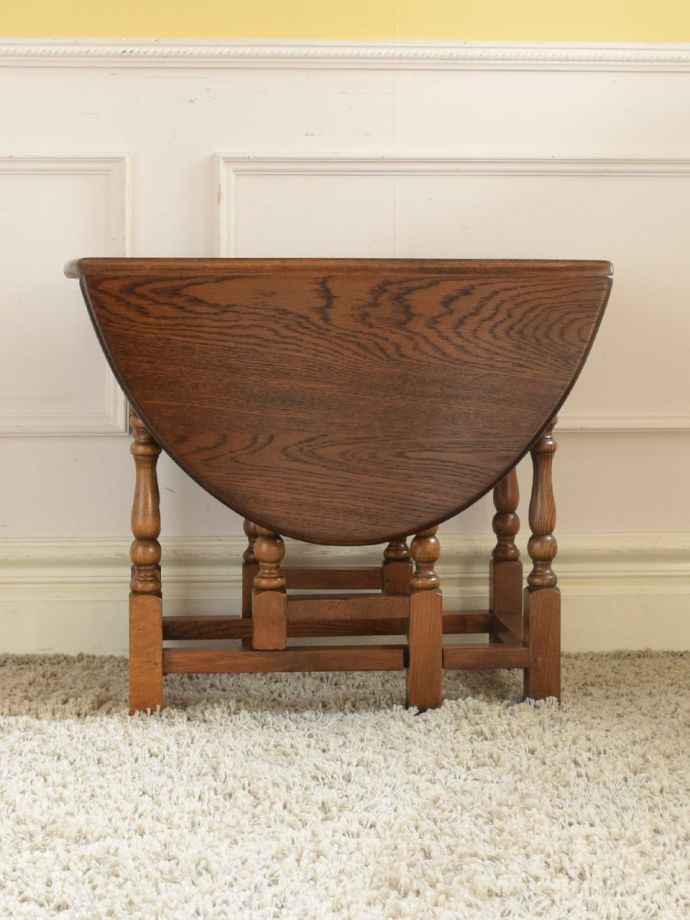 コンパクトに収納できるテーブル