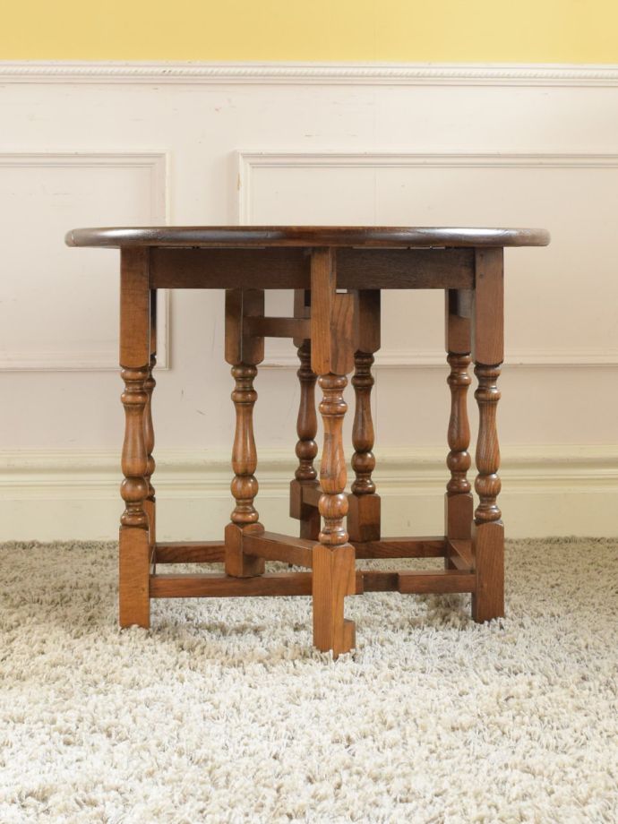 ゲートレッグテーブルの横顔