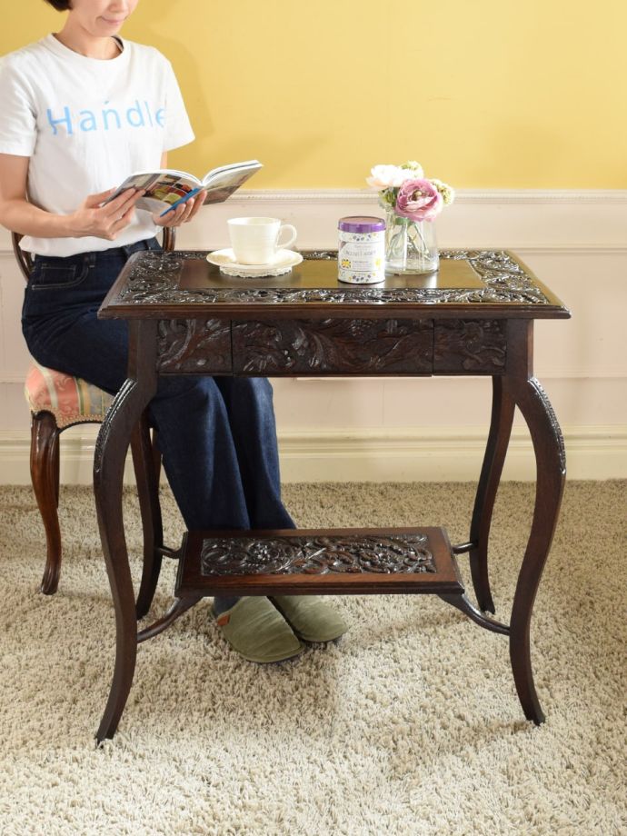 アンティークのオケージョナルテーブル