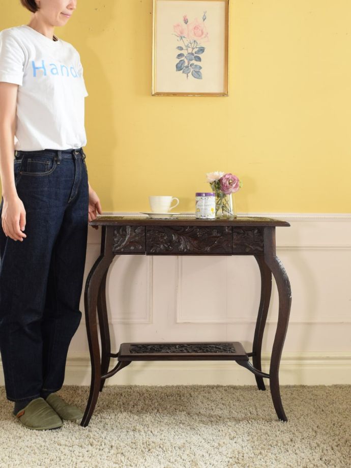 アンティークのサイドテーブル