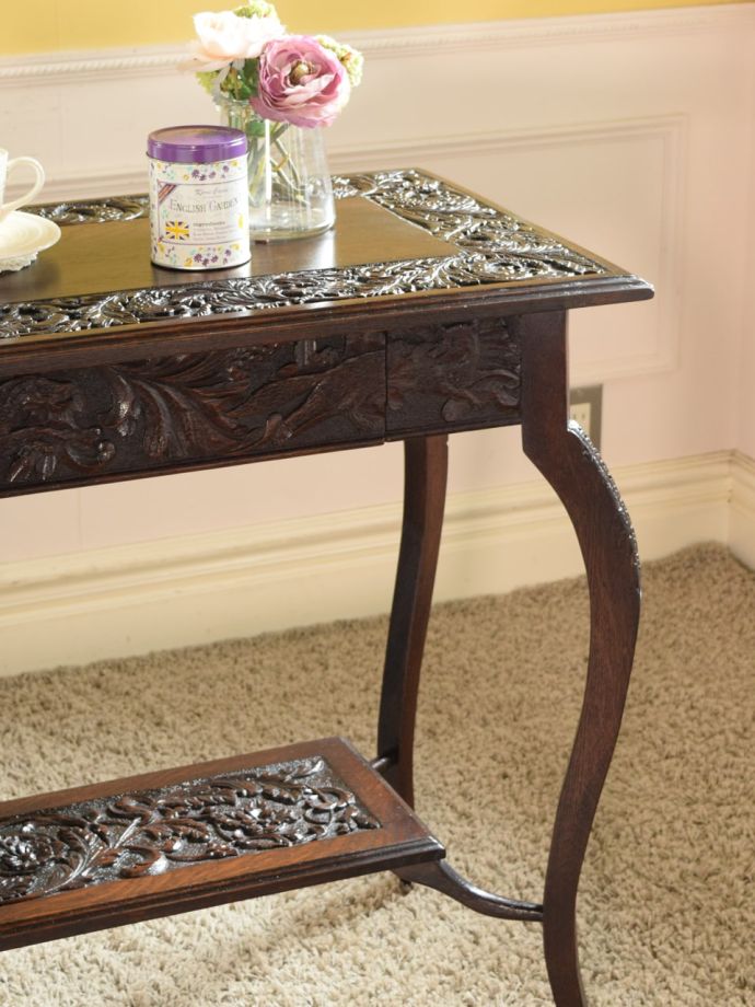 英国のアンティーク家具らしいデザイン