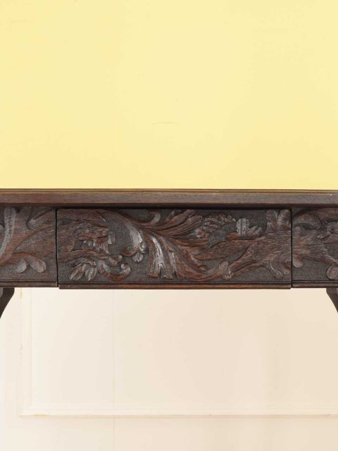 英国アンティーク家具らしい彫