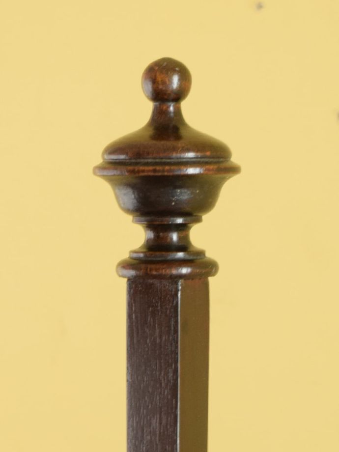 英国アンティーク家具らしい装飾