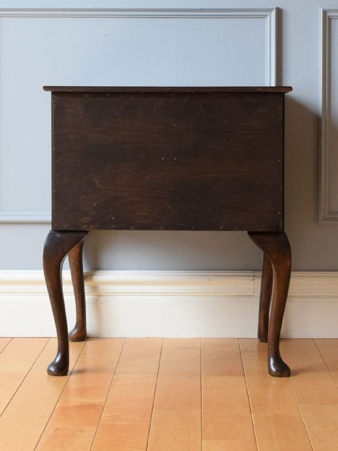 チェストの後ろ姿