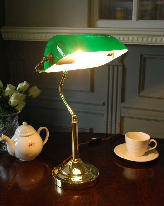 スタンドライト　照明・ライティング　グリーンのシェードがお洒落な真鍮製デスクランプ（バンカーズライト）（E26丸球付）。。(k-3145-z)