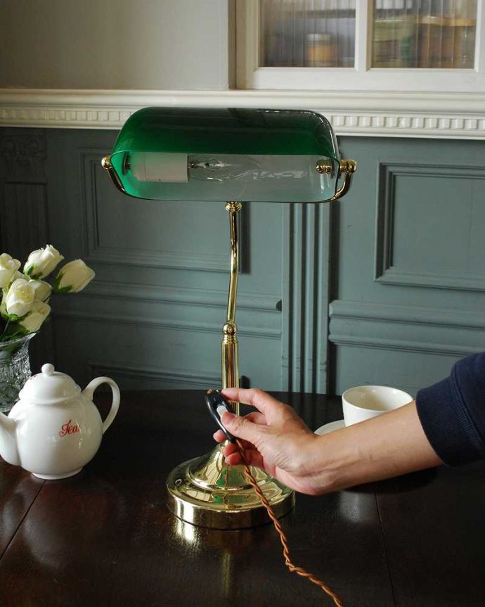 スタンドライト　照明・ライティング　グリーンのシェードがお洒落な真鍮製デスクランプ（バンカーズライト）（E26丸球付）。。(k-3145-z)