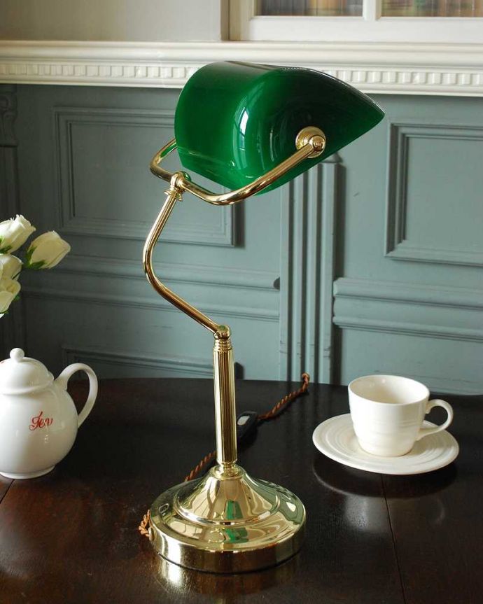 スタンドライト　照明・ライティング　グリーンのシェードがお洒落な真鍮製デスクランプ（バンカーズライト）（E26丸球付）。。(k-3145-z)