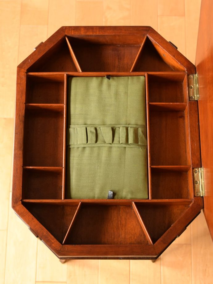 天板の下は小物入れになっています