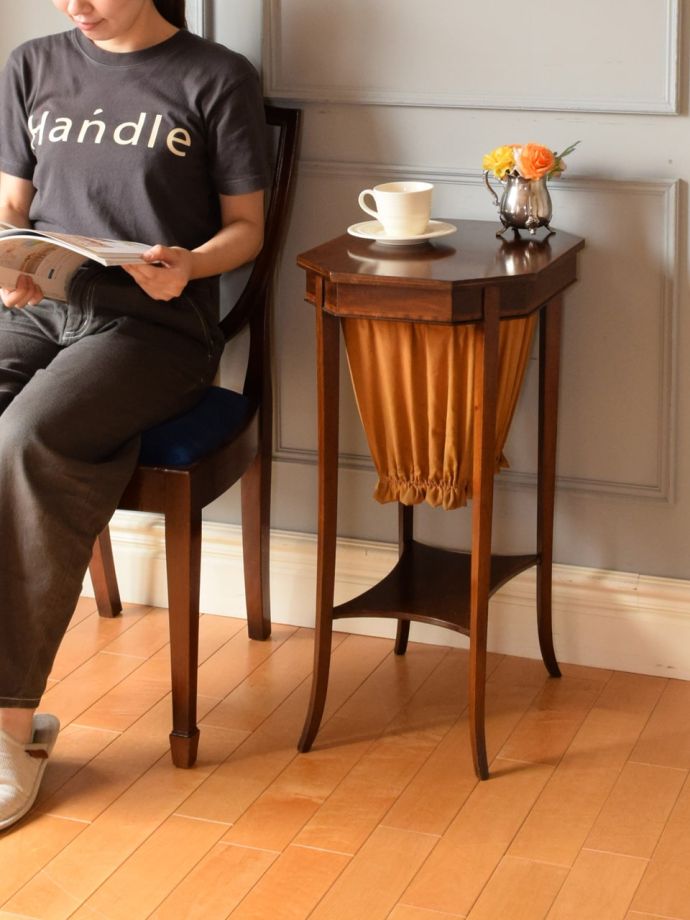 アンティークのサイドテーブル