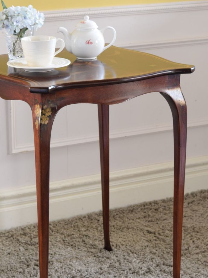 英国のアンティーク家具らしいデザイン