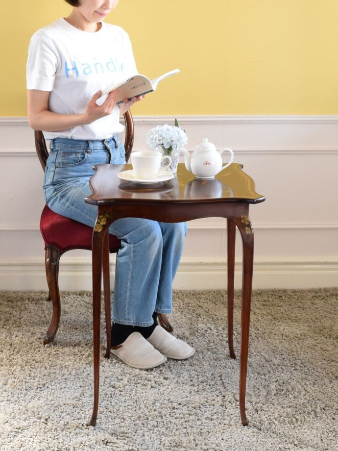 アンティークのオケージョナルテーブル