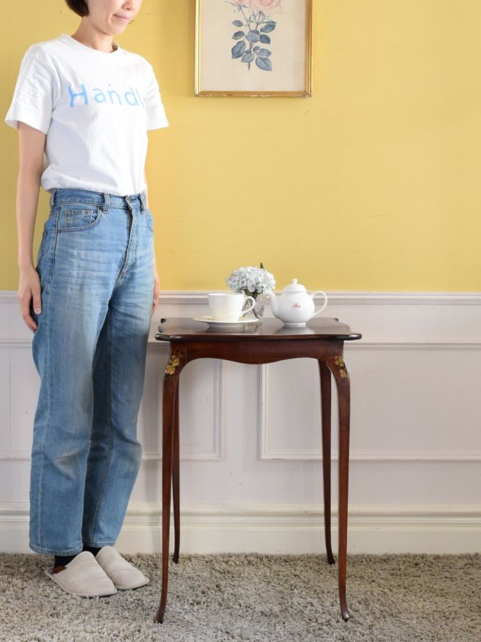 アンティークのサイドテーブル