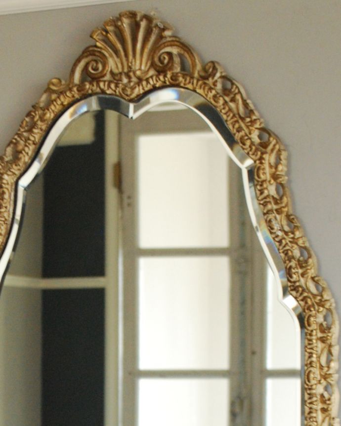 アンティーク ミラー（鏡）　アンティーク雑貨　細かいモールディングがキラキラ輝く素敵なアンティーク ミラー。見るたびにうっとりするモールディングの美しさ煌びやかなモールディングの縁取りが美しいアンティークのミラーは、覗き込む度に女性だったら誰もがワクワクしちゃう美しいデザインが一番の魅力です。(k-3147-z)