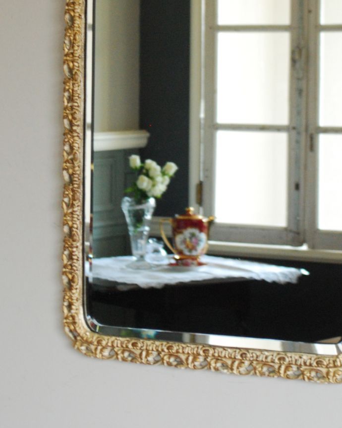 アンティーク ミラー（鏡）　アンティーク雑貨　細かいモールディングがキラキラ輝く素敵なアンティーク ミラー。アンティークらしい独特のデザイン華やかなデザインのアンティークのミラーは、覗き込む度に女性だったら誰もがワクワクしちゃう美しいデザインが一番の魅力です。(k-3147-z)