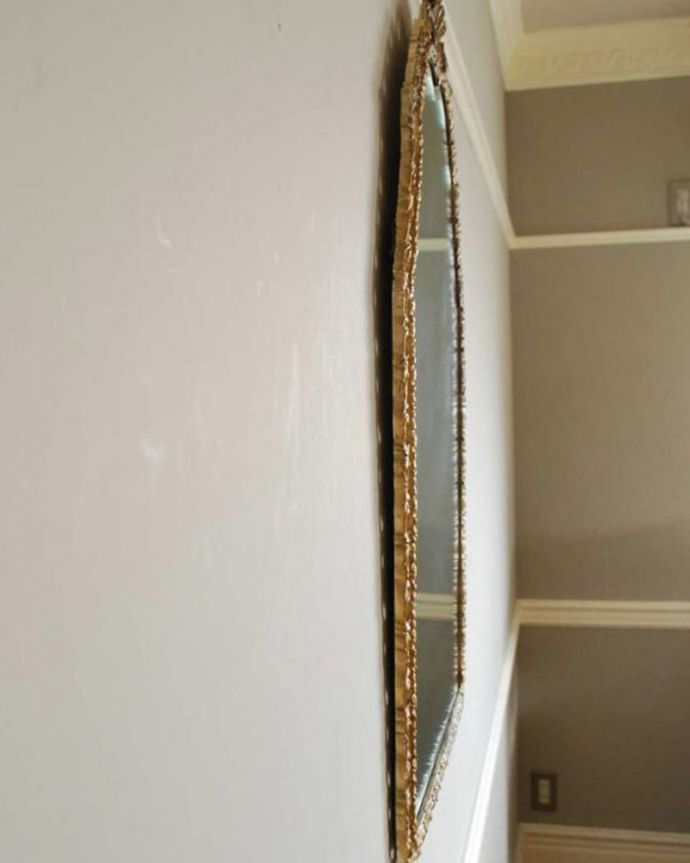 アンティーク ミラー（鏡）　アンティーク雑貨　細かいモールディングがキラキラ輝く素敵なアンティーク ミラー。横から見ると…もちろん、横から見てもキレイに仕上がっているので、いろんな場所に掛けて使って下さい。(k-3147-z)