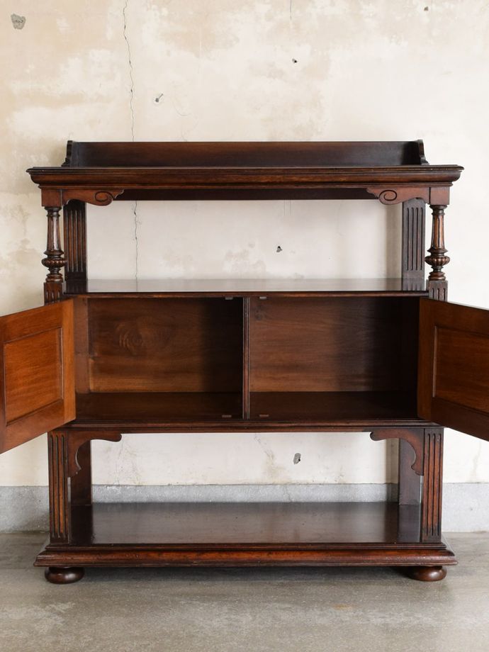 アンティーク家具の扉の中