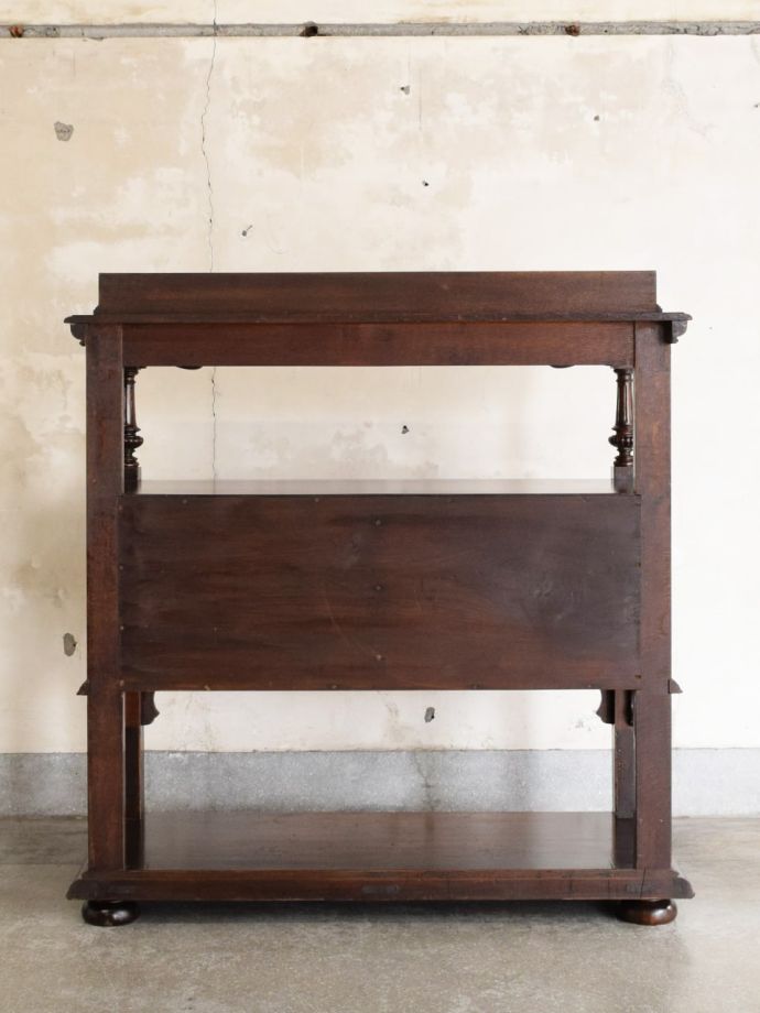 ダムウエイターの後ろ姿