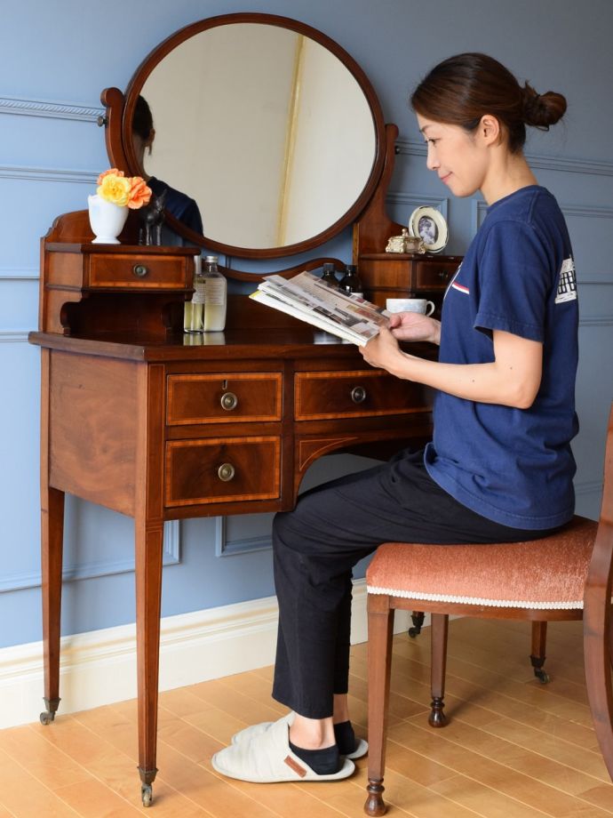 便利に使えるアンティークのドレッサー