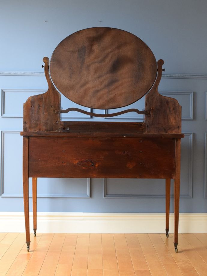 ドレッサーの後ろ姿