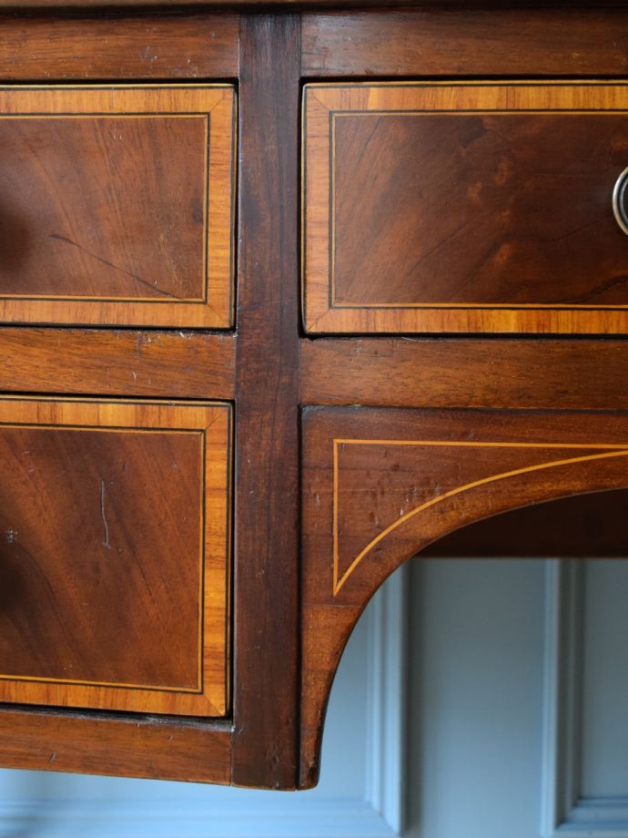 英国アンティーク家具らしい装飾