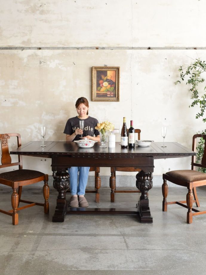 アンティークの伸長式ダイニングテーブル