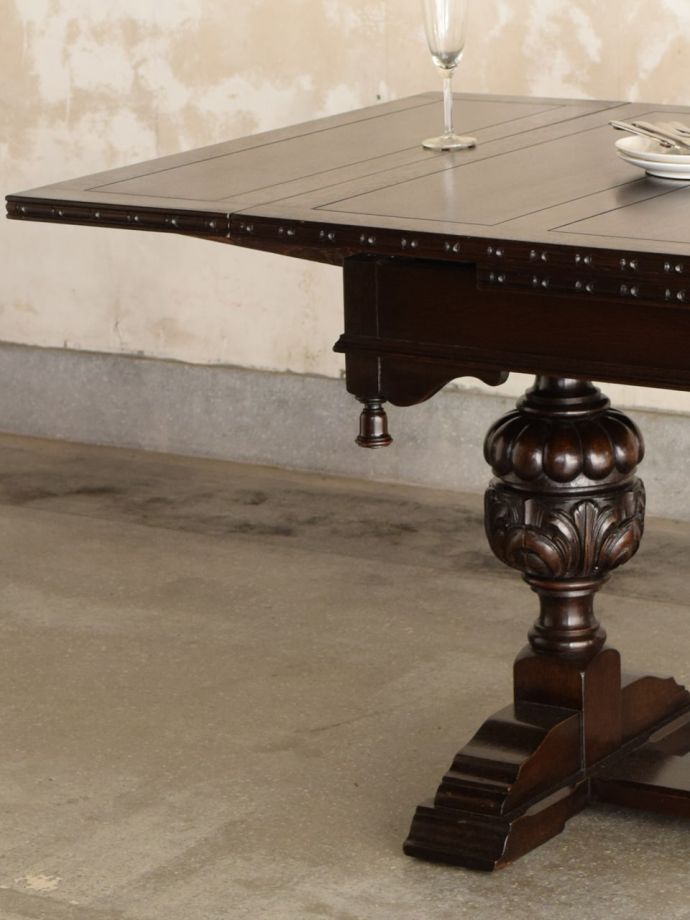 伸長式のおしゃれなアンティークテーブル