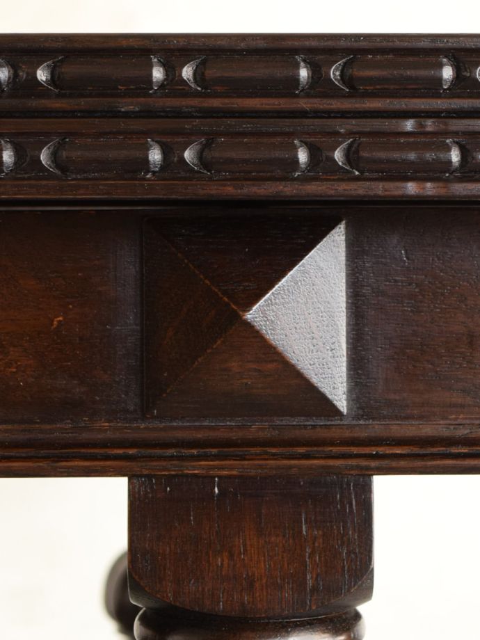 アンティークテーブルの彫