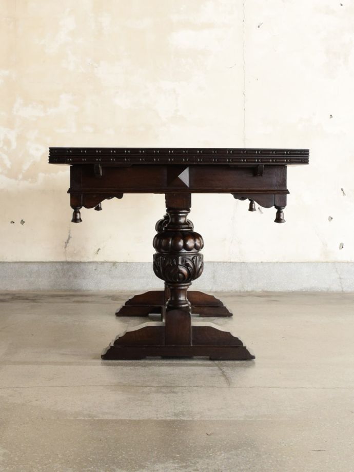 ドローリーフテーブルの横顔