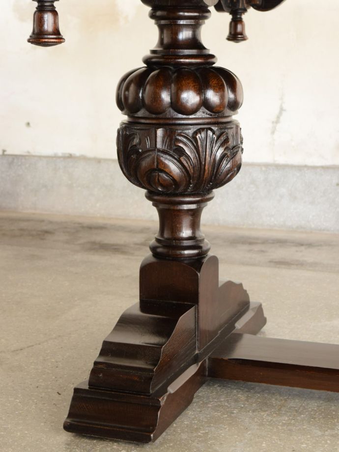 アンティークテーブルの脚