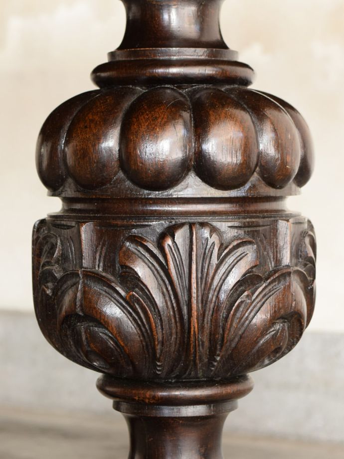 英国アンティーク家具らしい彫