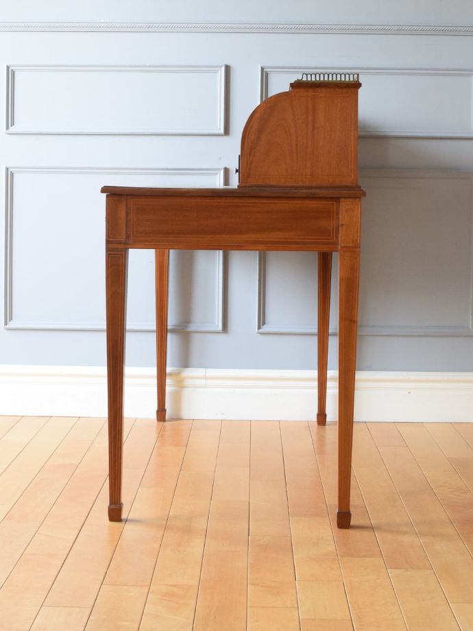 書斎デスクの側面