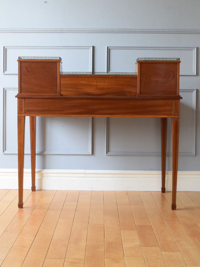 アンティークデスクの後ろ姿