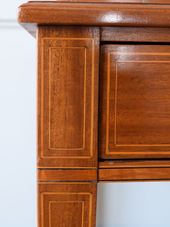 英国アンティーク家具らしい装飾