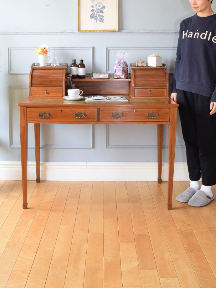 英国アンティークのデスク