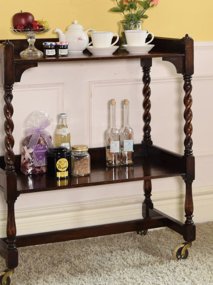 アンティーク家具らしさが漂うワゴン