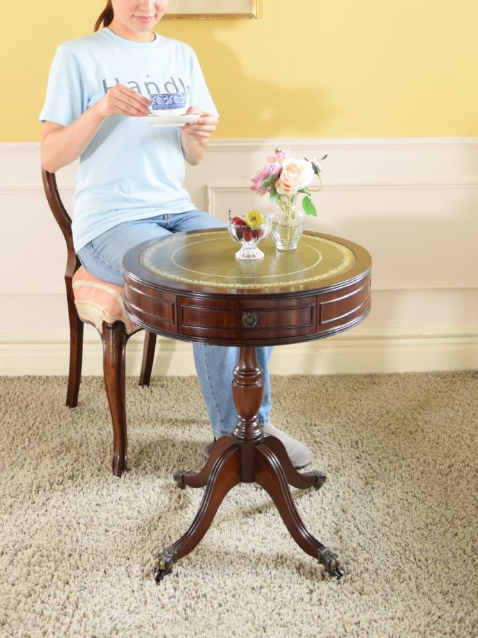 アンティークのサイドテーブル