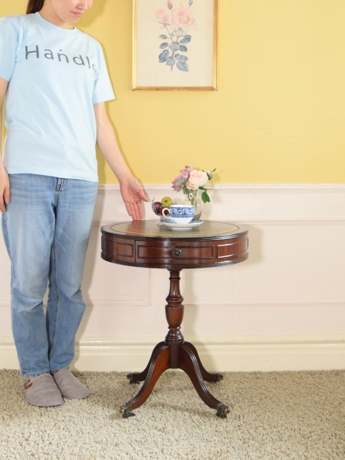 美しいアンティークのテーブル