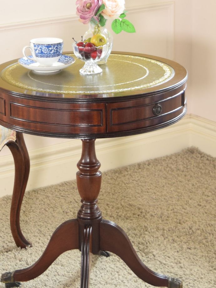 英国のアンティーク家具らしいデザイン