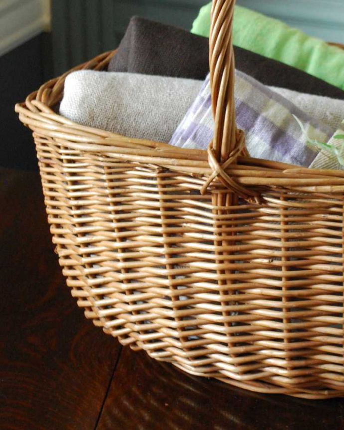 アンティーク その他の雑貨　アンティーク雑貨　見せる収納にピッタリ、しっかりと編まれたシングルハンドルのアンティークバスケット。毎日、お買い物に使われていたバスケット冷蔵庫もスーパーも車もなかった時代に、女性が持って帰れる分だけお買い物できるように作られたバスケット。(k-3154-z)