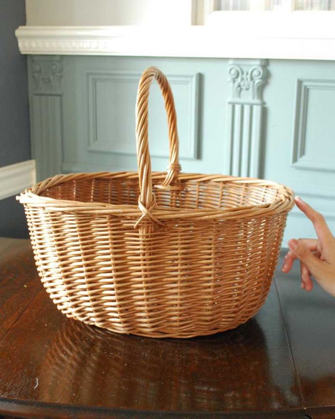 アンティーク その他の雑貨　アンティーク雑貨　見せる収納にピッタリ、しっかりと編まれたシングルハンドルのアンティークバスケット。持ち手を腕にかけて持つためのデザイン深いバルーンの形をしたバスケットは持ち手を腕に引っ掛けて持つため用のデザインです。(k-3154-z)