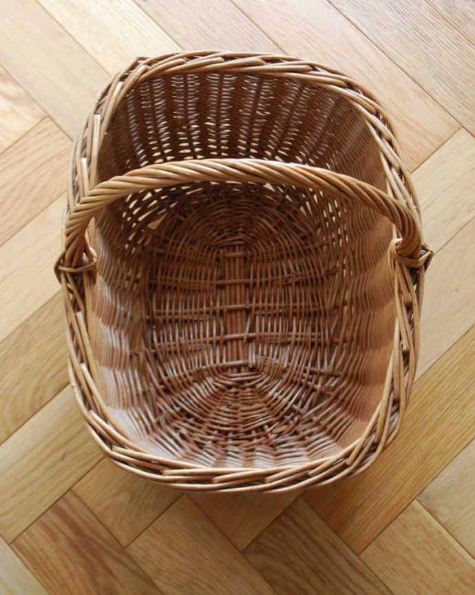アンティーク その他の雑貨　アンティーク雑貨　見せる収納にピッタリ、しっかりと編まれたシングルハンドルのアンティークバスケット。中を見てみると･･･アンティークなので多少のキズ・汚れがある場合があります。(k-3154-z)