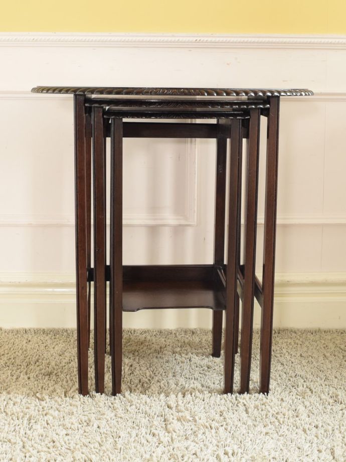 アンティークのネストテーブル