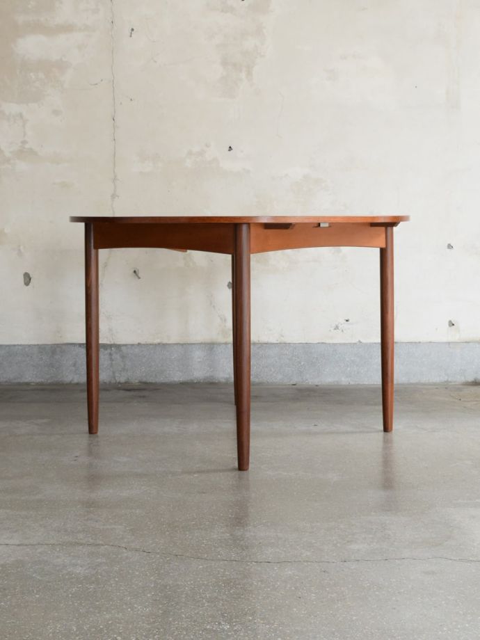 G-PLANのダイニングテーブルの側面