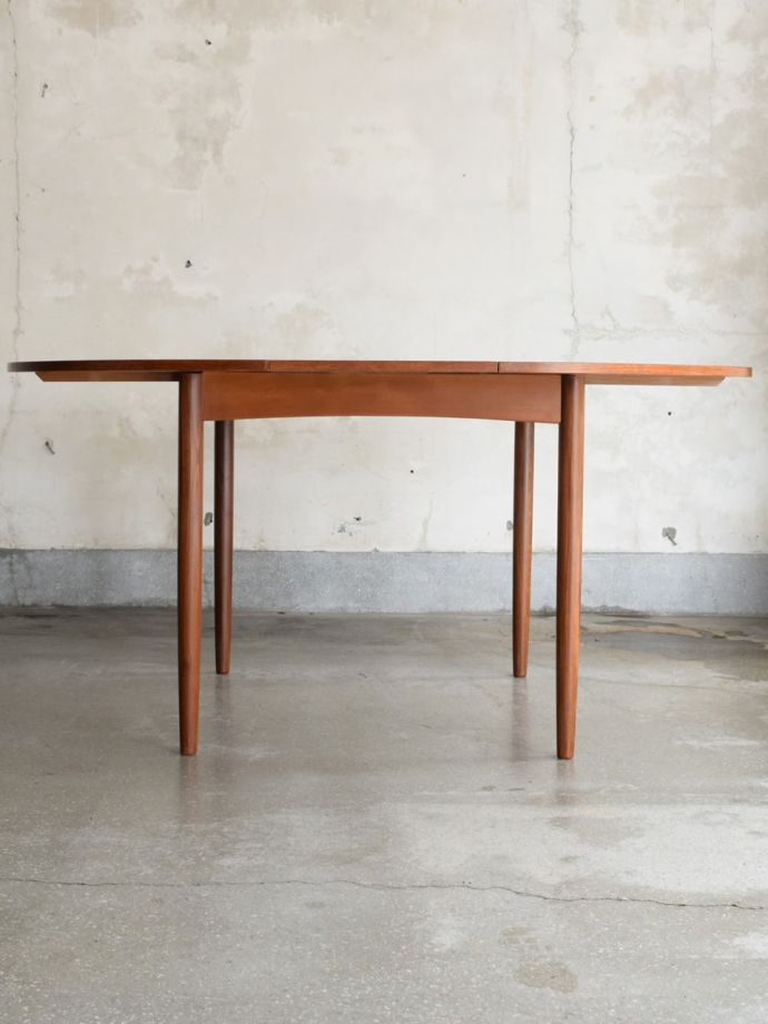 ヴィンテージ家具のダイニングテーブル