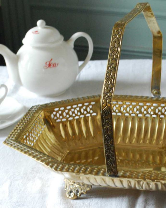 アンティーク 真鍮の雑貨　アンティーク雑貨　イギリスで見つけたアンティーク真鍮雑貨、持ち手付きバスケット。果物のために作られた美しい器持ち手つきの器は、昔、貴重だった果物を入れて運ぶための器として作られました。(k-3156-z)