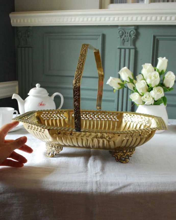 アンティーク 真鍮の雑貨　アンティーク雑貨　イギリスで見つけたアンティーク真鍮雑貨、持ち手付きバスケット。持ち手付きなので移動にも便利中にいろんなものを入れて運べる持ち手つきのバスケット。(k-3156-z)